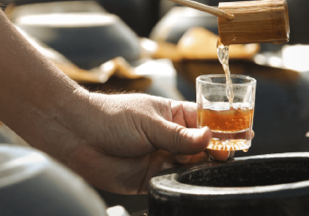 画像：黒酢をコップに入れている