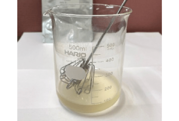 ビーカーに入った文化財修復用フノリ製品