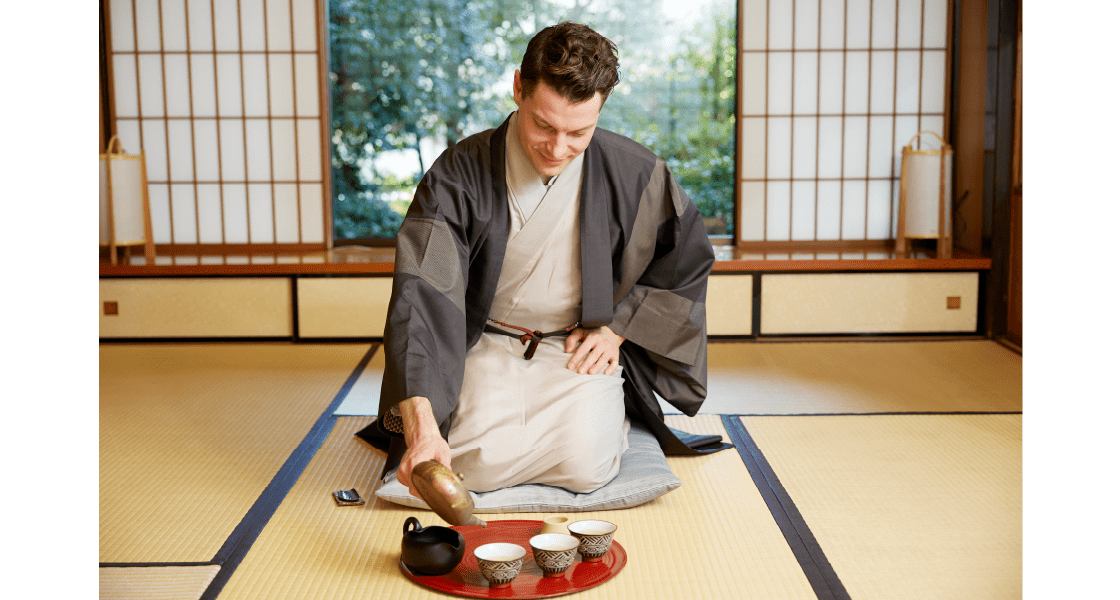 画像：ブレケル・オスカル氏がお茶を入れているところ