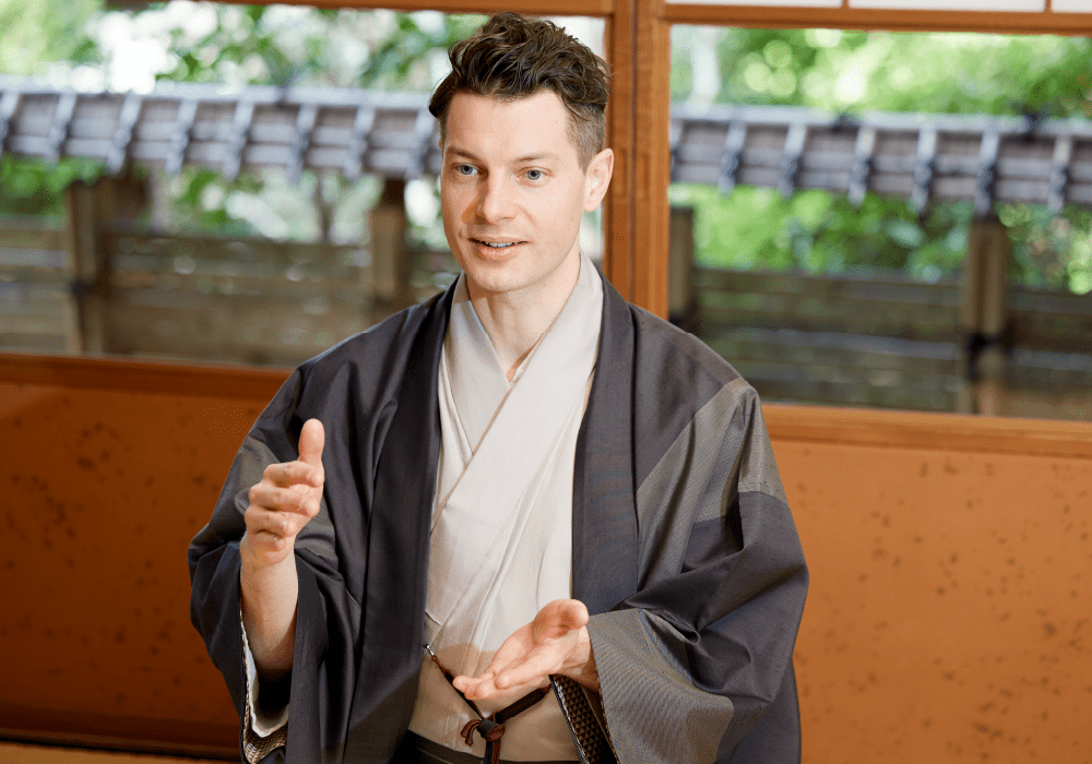 写真：インタビューを受ける様子