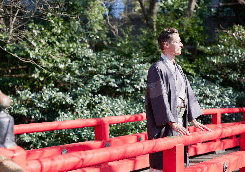 写真：橋の上に立つブレケル氏