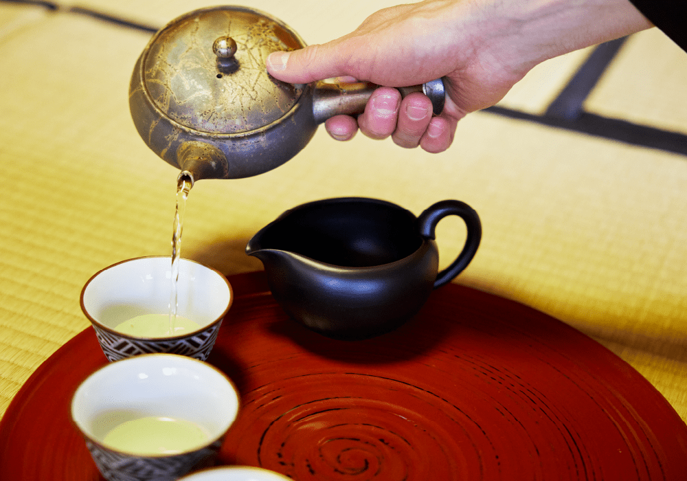 写真：急須でお茶を入れているところ