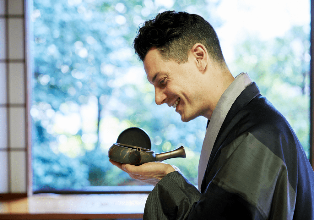 写真：急須を眺めるブレケル氏