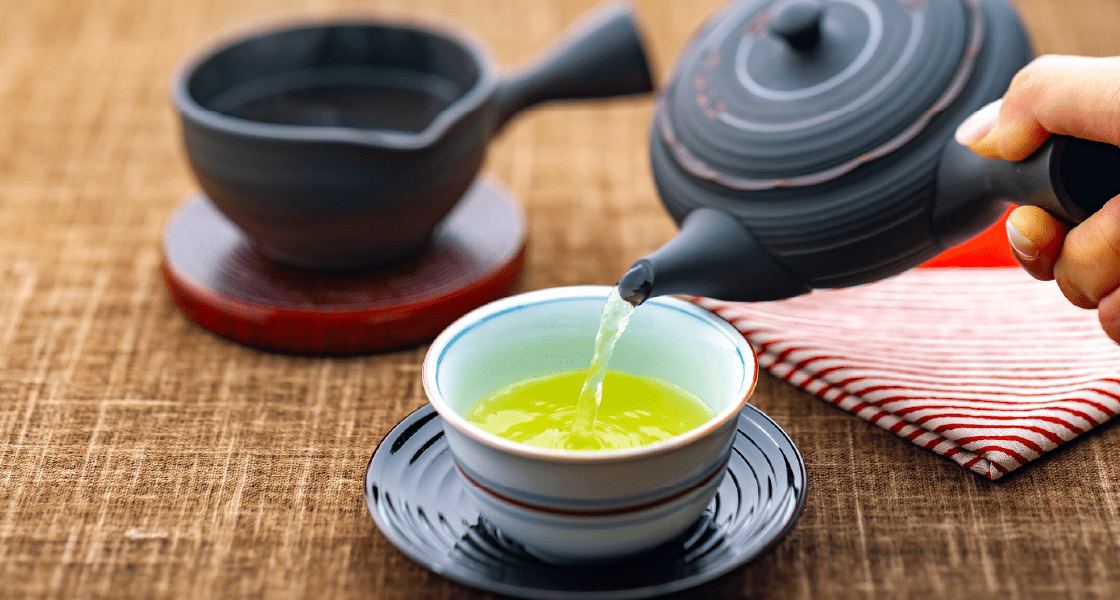 写真:お茶を急須で入れている様子