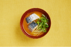 サバ缶と貝割れ菜の味噌汁
