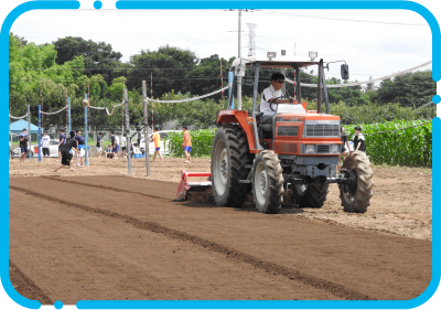 コートの整備にはトラクターが出動