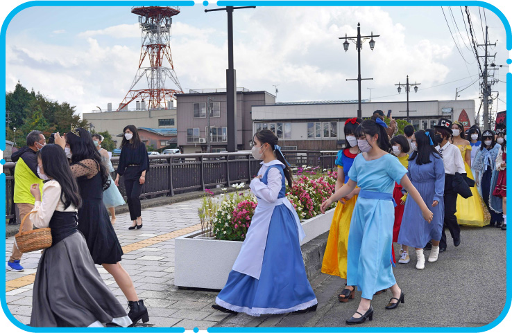 毎年恒例の仮装行列