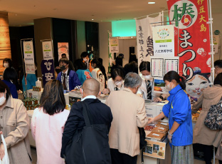 お客さんで賑わう会場