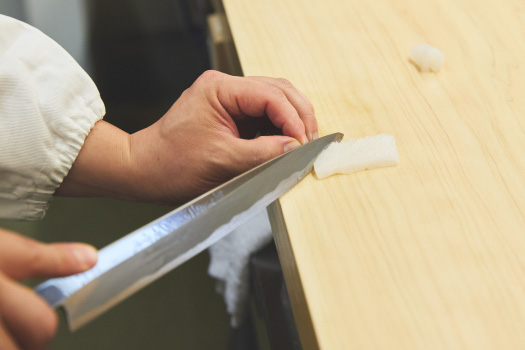 包丁を入れるイカの身