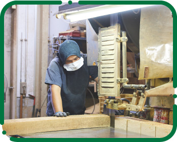 木材を板目取りで切る