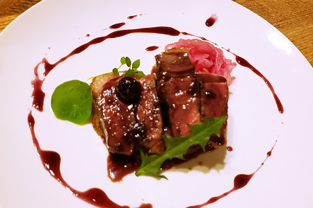 鹿肉のローストブルーベリーソース
