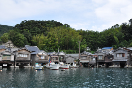 伊根湾の沿岸にある「舟屋」