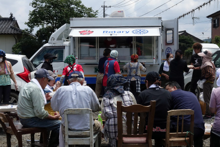 キッチンカーで炊き出し