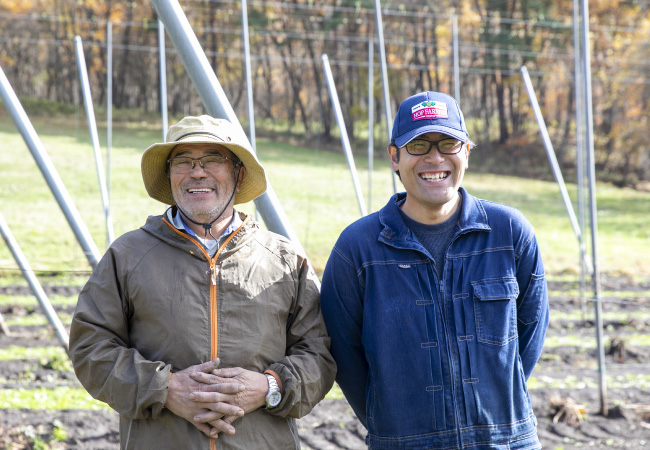 代表理事組合長・安部（あんべ）純平さん（左） ホップ生産者　神山拓郎さん（右）