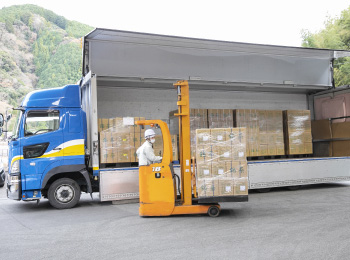 輸出用の日本茶が倉庫からトラックに積み込まれる様子