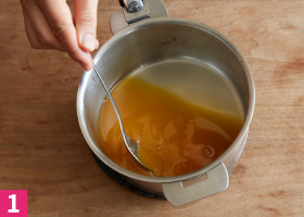 1　小鍋にみかんジュースと砂糖を入れる