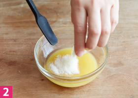 2　耐熱ボウルに粉ゼラチンを振り入れる