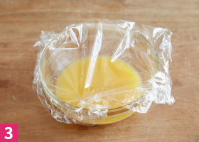 3　ラップをふんわりとかけ、電子レンジ加熱