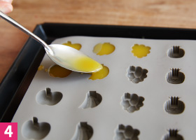 4　スプーンでシリコン型に流し込む