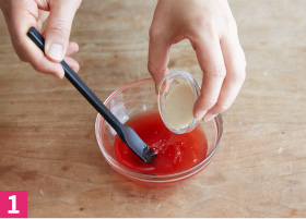 耐熱ボウルにいちごシロップ、レモン果汁、水を入れる