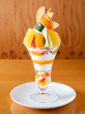 和歌山産フルーツの農園パフェ