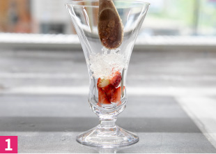 パフェグラスの底にいちご2分の1個を6等分に切って入れ、砕いたキルシュ入りゼリーを重ねる