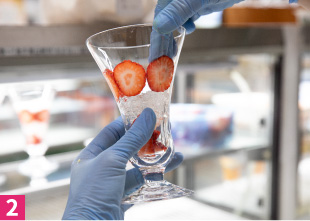 2　いちご1個を2ミリメートルの厚さで輪切りにし、グラスの側面に張り付ける