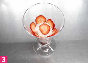 3　生クリームをしぼり、いちごを中に埋め込む