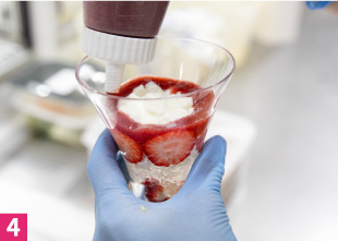 4　パンナコッタをのせ、いちごジャムを重ねる