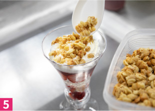 5　生クリームをしぼり、グラノーラをのせる