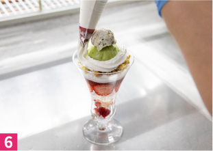 6　ピスタチオアイス、クッキー入りバニラアイスをのせ、生クリームをしぼる