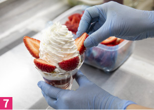 7　いちご4個を半分に切る