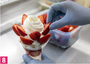 8　いちごの間を埋めるように飾る