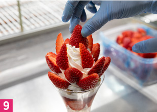 9　いちごを飾る