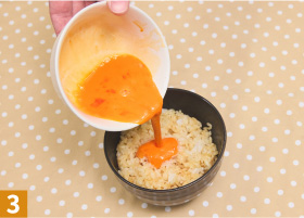 醤油ご飯に溶きたまごを回しかけ、全体を混ぜていただきます