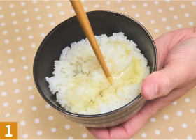 お椀に盛ったご飯に、白身だけを入れてよく混ぜ合わせ、ご飯の中央を少しくぼませておきます