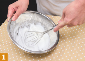 白身を泡だて器でメレンゲ状になるまで混ぜます