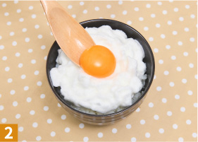 お椀に盛ったご飯の上にメレンゲを置き、中央に黄身を乗せます