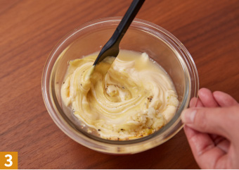 ［ソース］の材料をすべてボウルにいれ、よく混ぜ合わせる