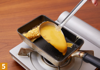 再び卵液を流し入れ、いきわたらせる