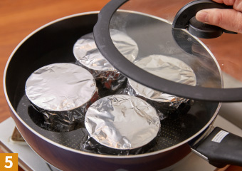 深めのフライパン（または鍋）に水を入れて沸騰させる