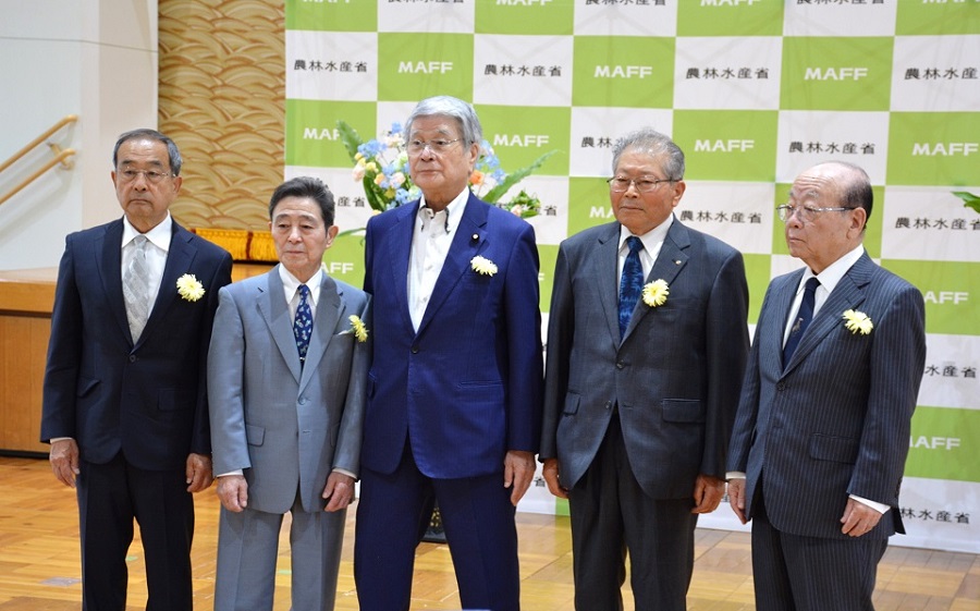 大臣と表彰者との集合写真