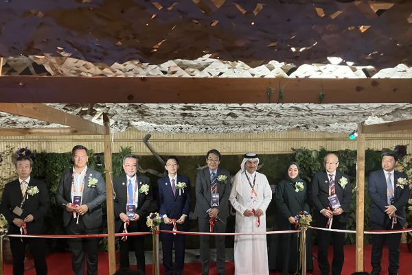 日本国政府出展開館式でのテープカットセレモニー