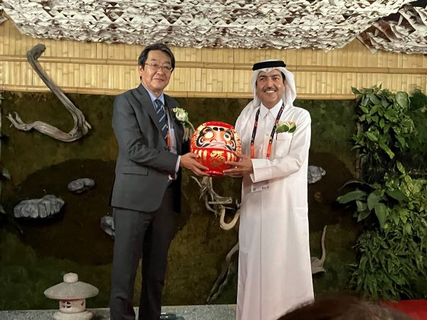 開館式での前田在カタール特命全権大使、アルクーリ・ ドーハ国際園芸博覧会事務局長によるだるまの目入れ