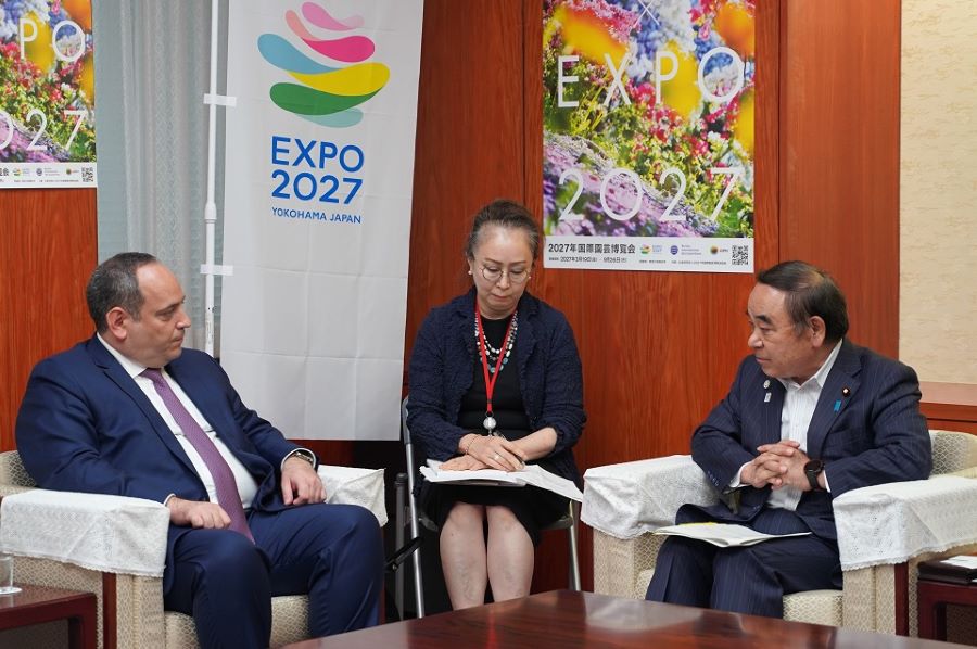 会談を行っている画像