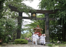 英彦山神宮参道沿いにある重要文化財・英彦山神社銅鳥居での神幸祭