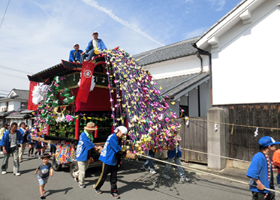 重要文化財・中島家住宅の前を練り歩く神幸祭