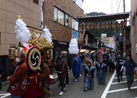 道路美装化路線を練り歩く大神楽