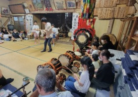 子供たちに神楽を教える 内谷春日神社太々神楽保存会の取組