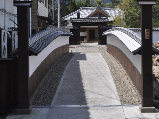 松田邸大門と塀